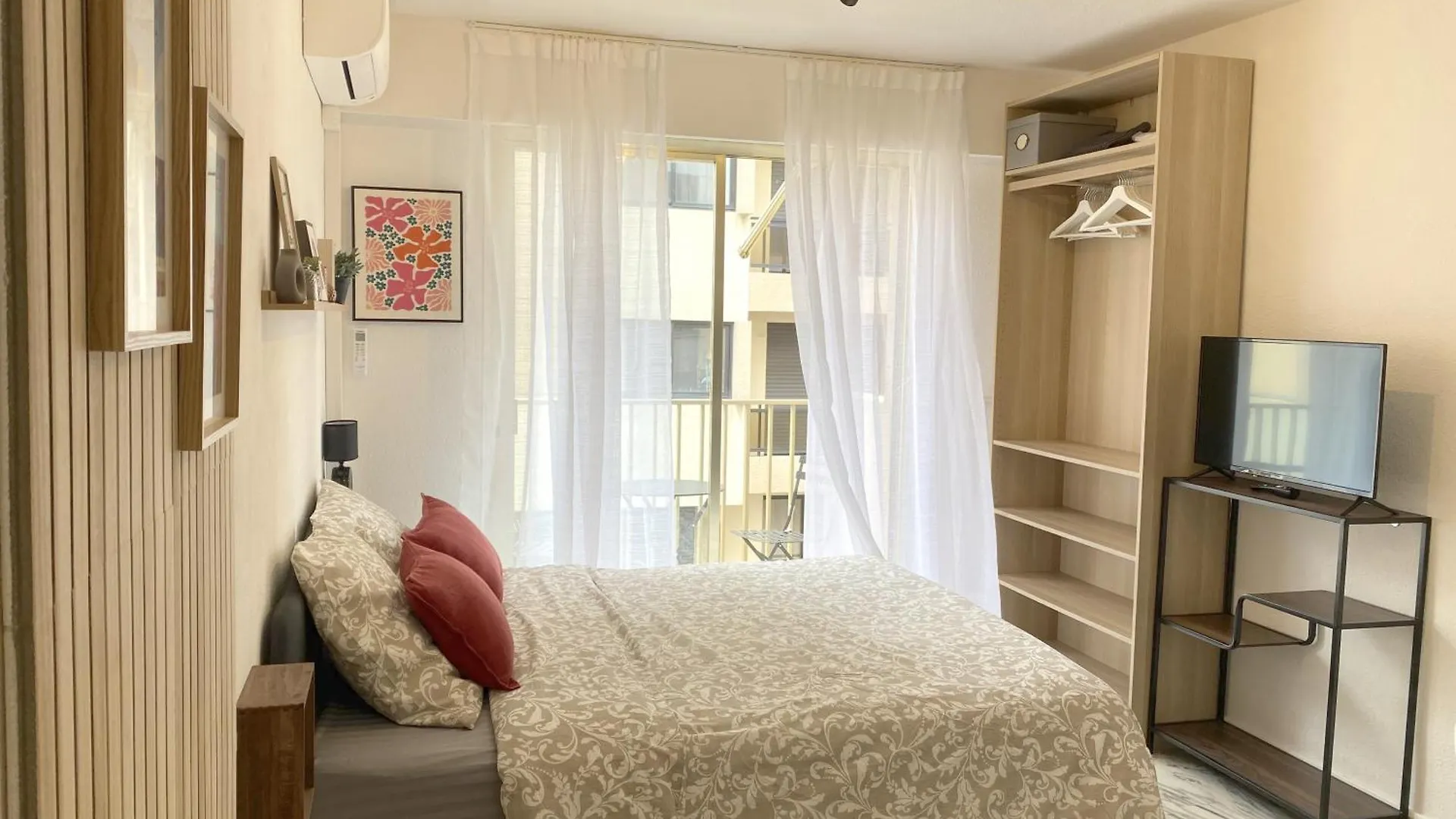 A Deux Pas Des Plages Et Au Coeur Du Vieil Antibes , Beau Studio Renove France