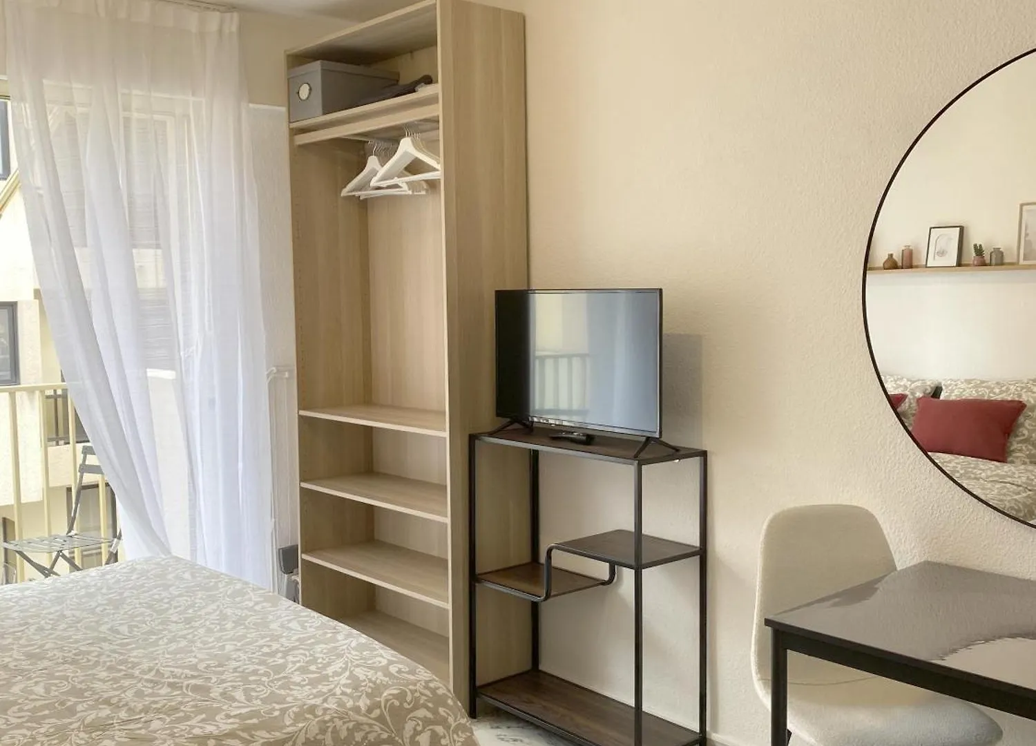 A Deux Pas Des Plages Et Au Coeur Du Vieil Antibes , Beau Studio Renove