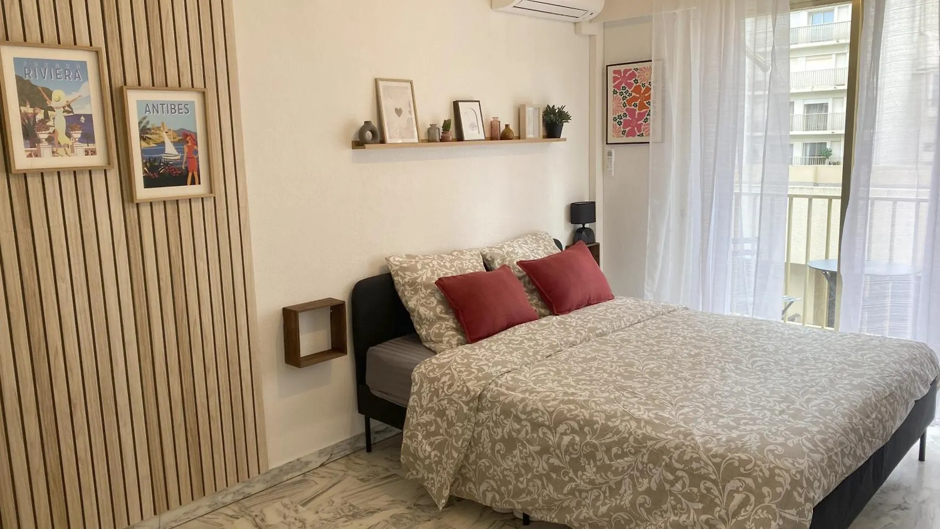 A Deux Pas Des Plages Et Au Coeur Du Vieil Antibes , Beau Studio Renove 0*,  France