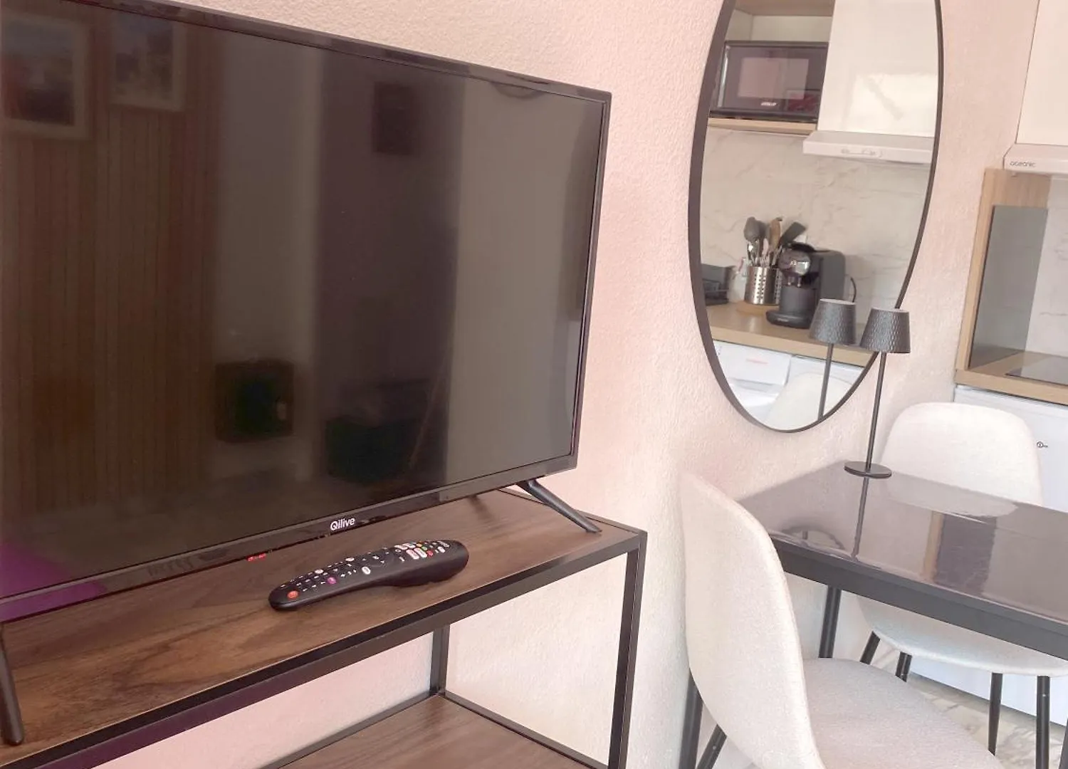 A Deux Pas Des Plages Et Au Coeur Du Vieil Antibes , Beau Studio Renove
