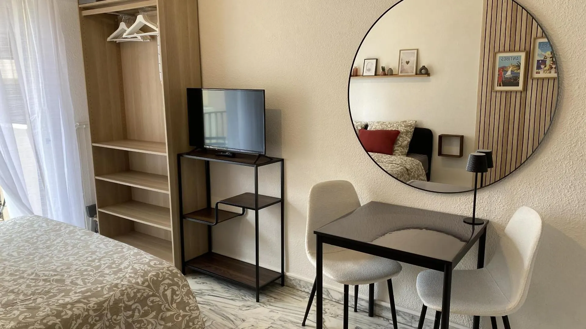 A Deux Pas Des Plages Et Au Coeur Du Vieil Antibes , Beau Studio Renove Apartment