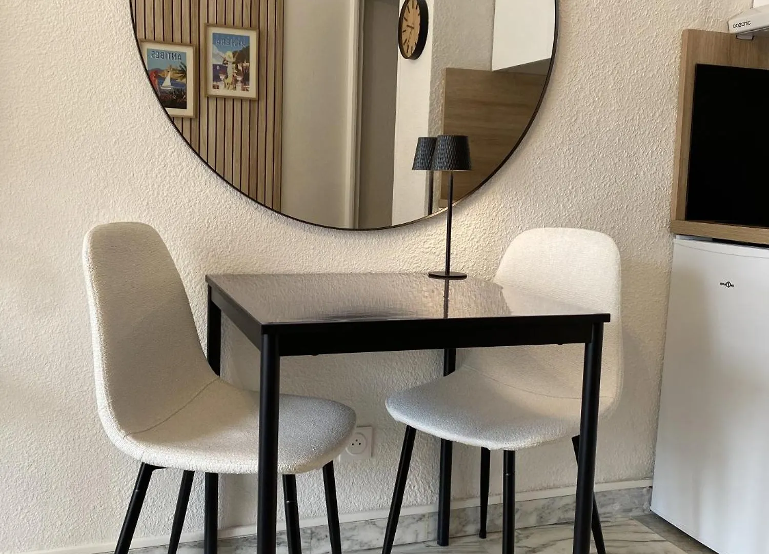 A Deux Pas Des Plages Et Au Coeur Du Vieil Antibes , Beau Studio Renove