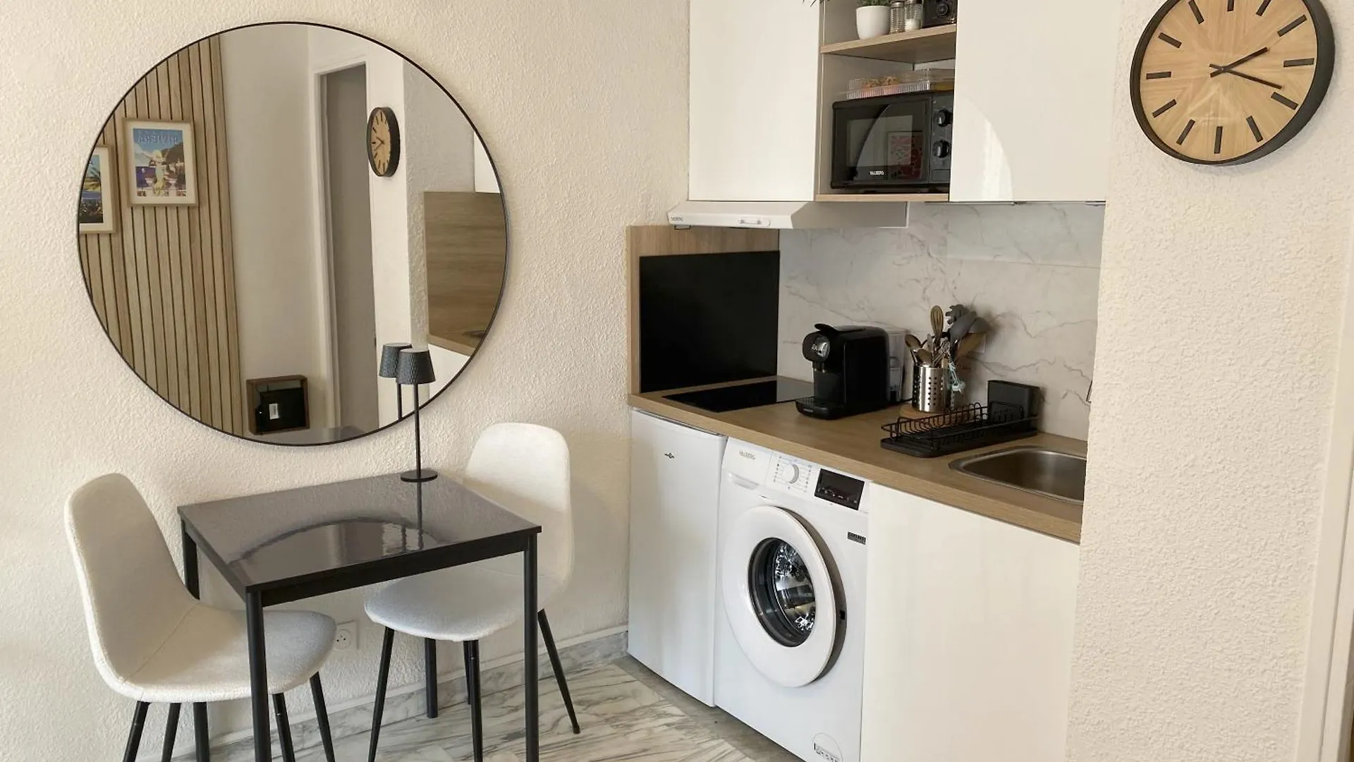 A Deux Pas Des Plages Et Au Coeur Du Vieil Antibes , Beau Studio Renove